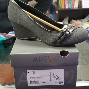 EUC Apt. 9 Martha's in Sz 8